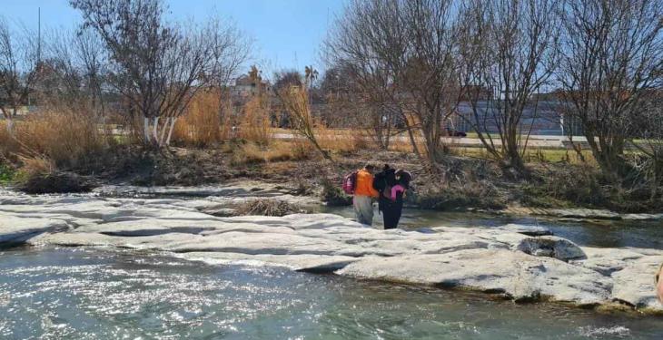 Rescata Migración a una mujer y dos menores en isleta de piedra en el río Bravo Rescata Migración a una mujer y dos menores en isleta de piedra en el río Bravo