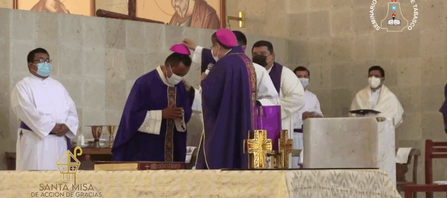 Recibe Monseñor Roberto Madrigal sus primeras dos insignias episcopales como obispo electo de Tuxpan