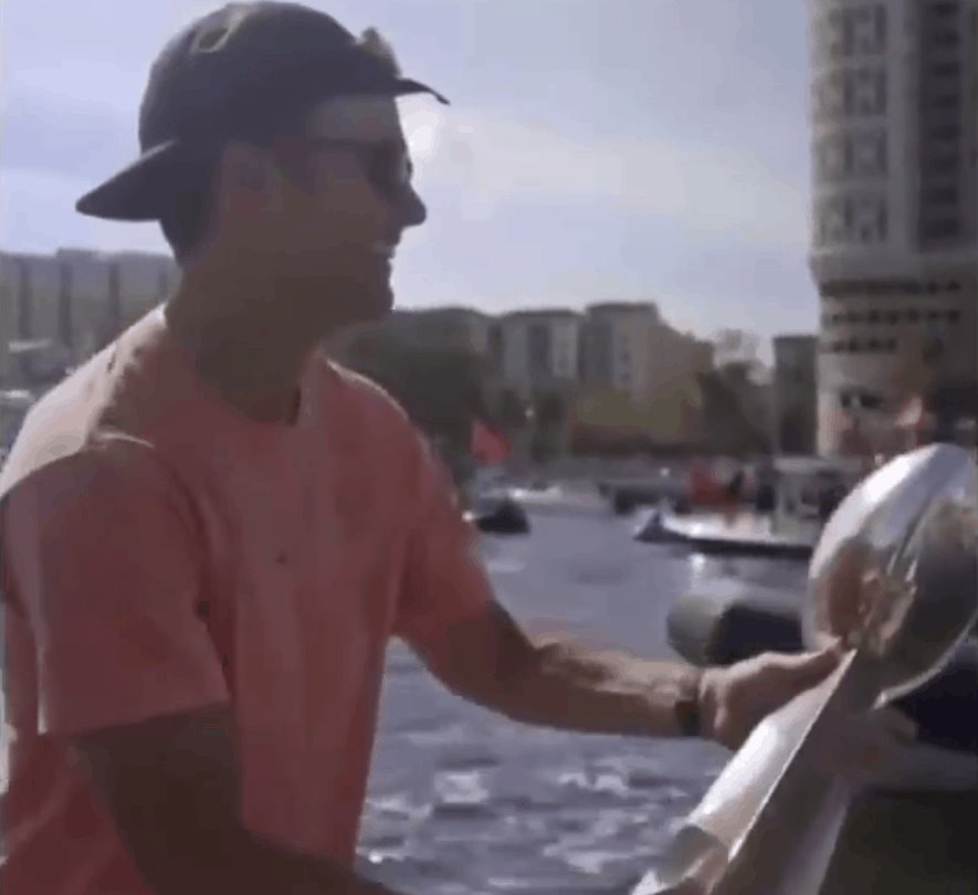 Tom Brady asegura que “no estaba pensando en ese momento”, cuando lanzó el trofeo Vince Lombardi