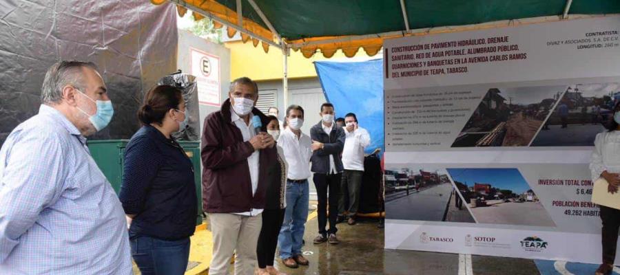 Reclama Adán Augusto a constructor por retrasos en rehabilitación de una avenida, en gira por Teapa