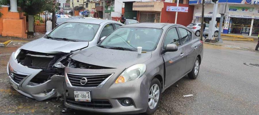 Choque en Atasta deja daños materiales