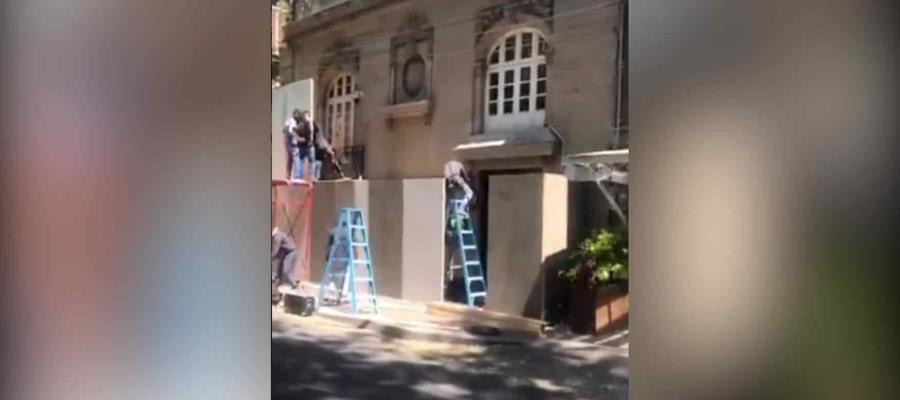 Andrés Roemer, señalado por violencia sexual, amuralla su casa previo a manifestaciones por el 8M