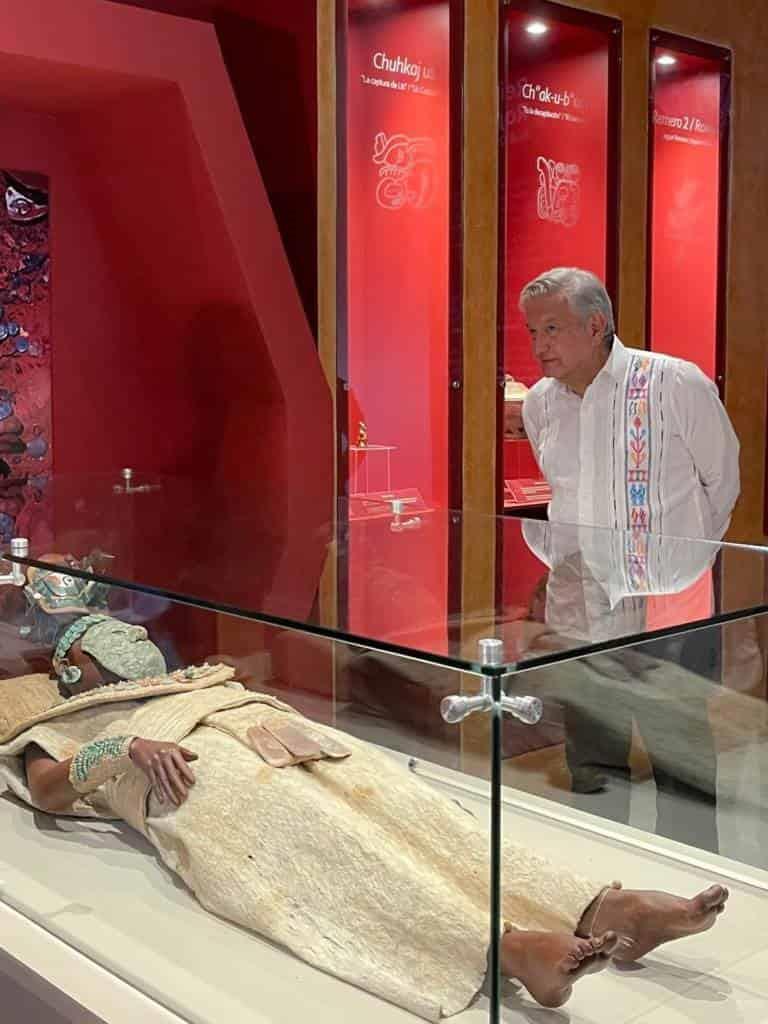 “Hay hombres y mujeres que no se mueren; siguen gobernando con su ejemplo”, AMLO al inaugurar Pabellón Reina Roja en Palenque