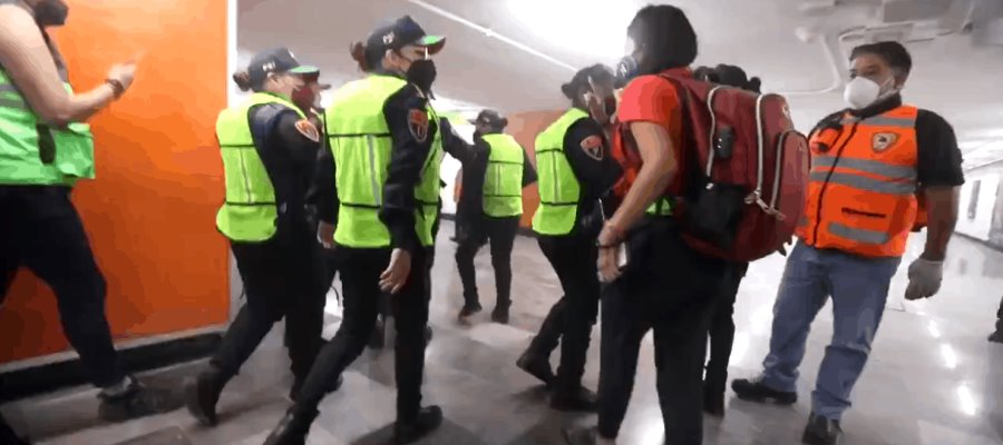 Policías agreden a fotoperiodistas previo a inicio de manifestación del 8M en CDMX