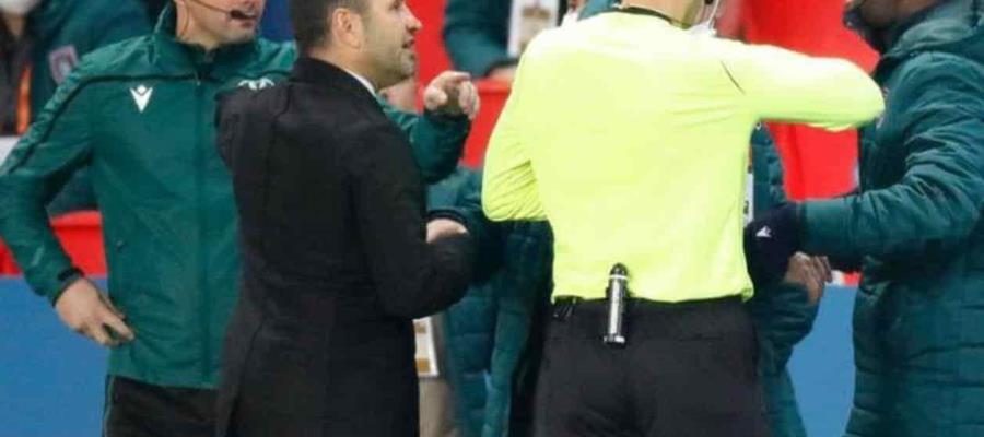 Suspenden el resto de la temporada a árbitro por racismo Suspenden el resto de la temporada a árbitro por racismo