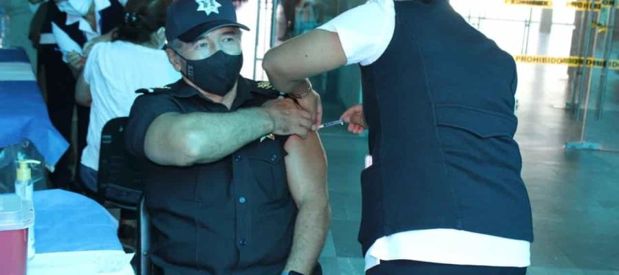 800 agentes de policía serán vacunados por ser adultos mayores 800 agentes de policía serán vacunados por ser adultos mayores