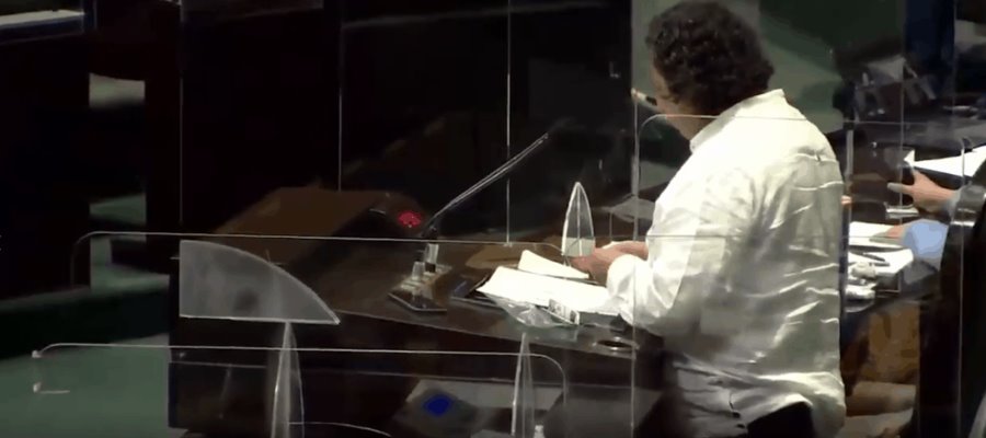 Diputado federal de Morena arma “porro de marihuana” en el pleno Diputado federal de Morena arma “porro de marihuana” en el pleno