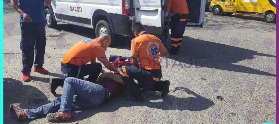 Familia en motocicleta es arrollada en 27 de Febrero; trasladan a conductor al hospital Rovirosa