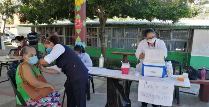 Paraíso se convierte en el primer municipio del país en rebasar la meta de vacunación en adultos mayores