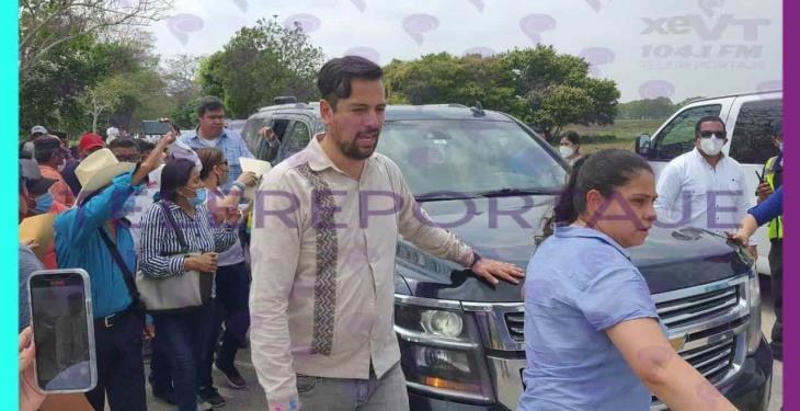 Se registra conato de bronca tras llegada de AMLO a pozo petrolero en Acachapan