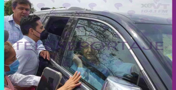 Se registra conato de bronca tras llegada de AMLO a pozo petrolero en Acachapan