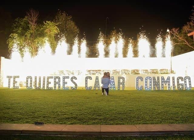 ¡Se casa Jesús Gallardo! El jugador de Rayados le pide matrimonio a su novia en romántica locación