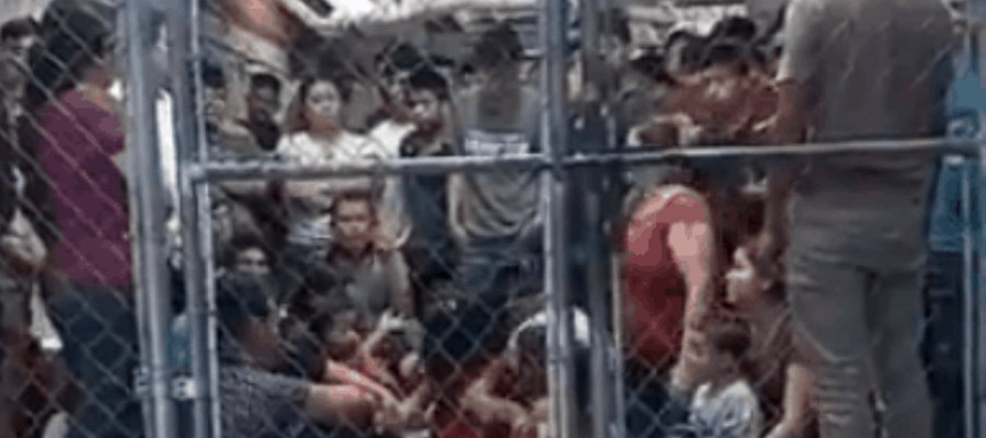 México mantiene a migrantes centroamericanos, entre ellos niños, hacinados en jaula