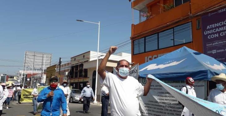 Marchan trabajadores de la educación en exigencia de jubilación digna, y gobierno les concede pensión del 100 por ciento