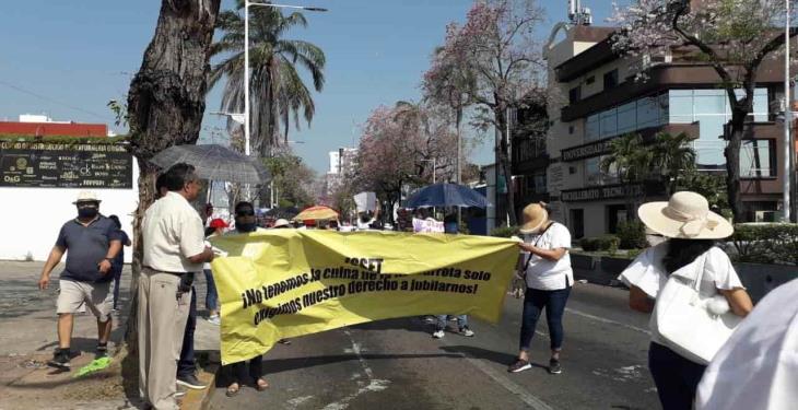 Marchan trabajadores de la educación en exigencia de jubilación digna, y gobierno les concede pensión del 100 por ciento