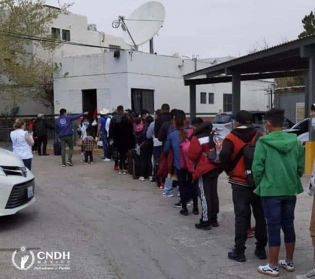 Autoridades mexicanas trasladan de Chihuahua al Paso Texas a 32 migrantes para que continúen con su trámite de asilo en EE. UU. Autoridades mexicanas trasladan de Chihuahua al Paso Texas a 32 migrantes para que continúen con su trámite de asilo en EE. UU.