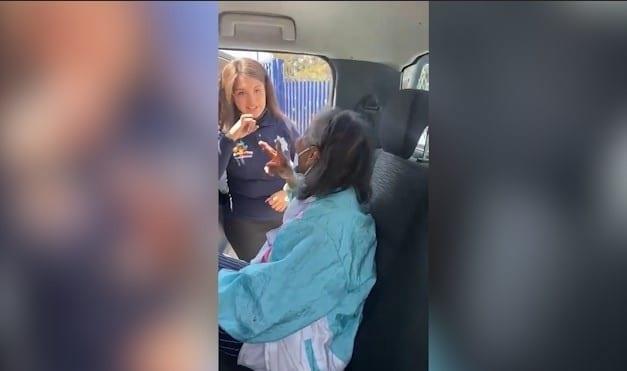 Mujer policía de Nezahualcóyotl le explica con lenguaje de señas a una abuelita cómo se le aplicará la vacuna Mujer policía de Nezahualcóyotl le explica con lenguaje de señas a una abuelita cómo se le aplicará la vacuna