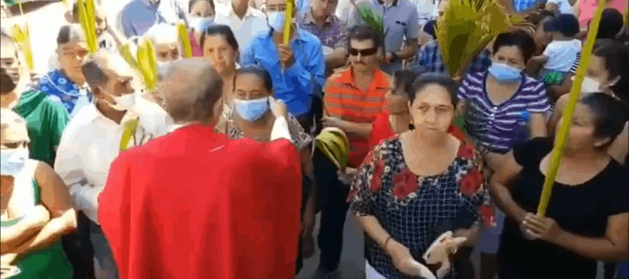 Sacerdote quita cubrebocas a mujer en Honduras y lo califica como babosada Sacerdote quita cubrebocas a mujer en Honduras y lo califica como babosada