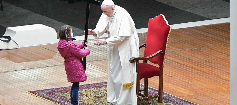 Preside Papa Francisco Viacrucis desde Plaza de San Pedro; reflexiones fueron hechas por niños y jóvenes Preside Papa Francisco Viacrucis desde Plaza de San Pedro; reflexiones fueron hechas por niños y jóvenes
