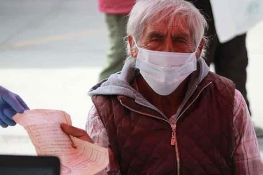 Presenta adulto mayor de Hidalgo fe de bautismo como identificación para poder vacunarse contra Covid