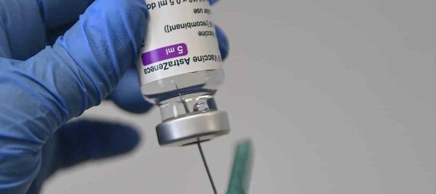 “Beneficios superan los riesgos”, insiste AstraZeneca sobre su vacuna anticovid