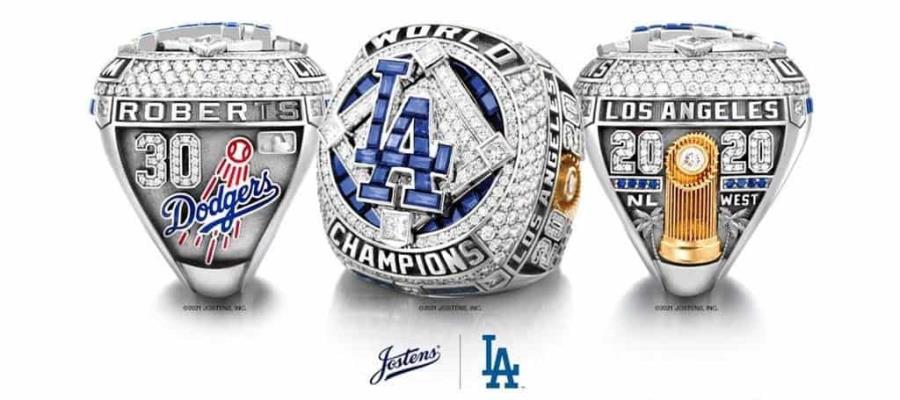 Julio Urías y Víctor González reciben anillo de Campeones