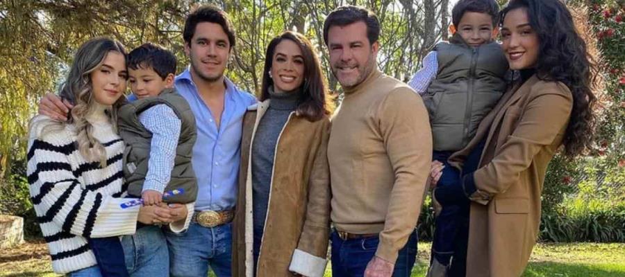 Confirma Biby Gaytán reality show junto a su familia
