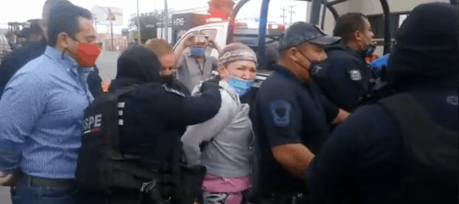 Elementos de la policía de Chihuahua detienen en plena manifestación a candidata del PRI en Cd Juárez