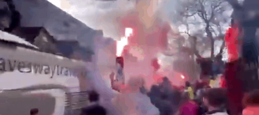 Aficionados del Liverpool apedrean camión del Real Madrid Aficionados del Liverpool apedrean camión del Real Madrid