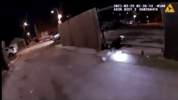 Revela la policía de Chicago video del asesinato de un joven de 13 años a mano de sus elementos