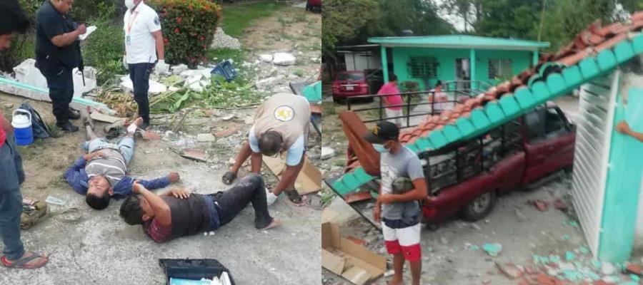 Camioneta se impacta contra casa y cae parte del techo sobre la unidad en Comalcalco