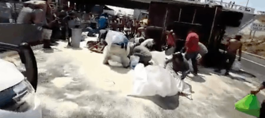 Tráiler con azúcar vuelca en Veracruz y pobladores cometen rapiña