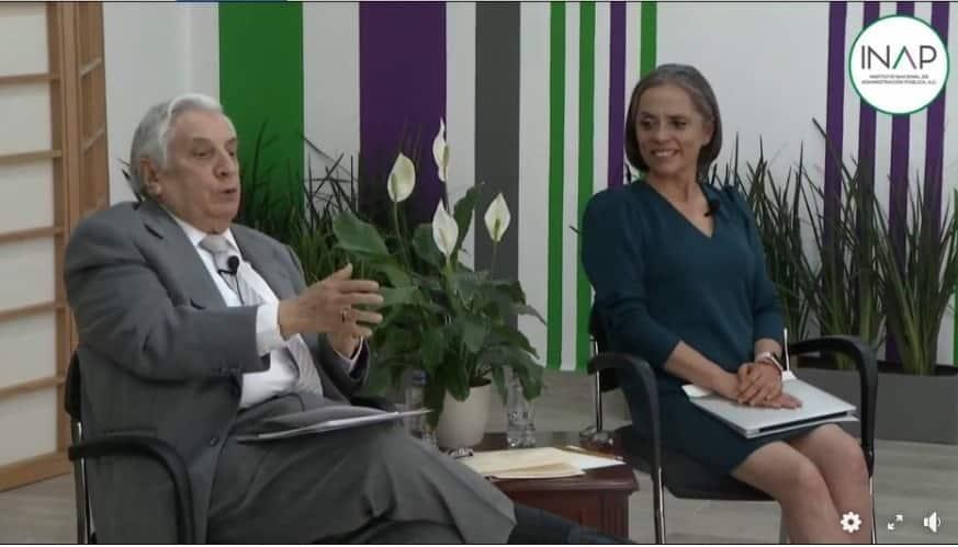 Reaparece Arturo Núñez en presentación de libro; hoy la política tiene más que ver con emociones, afirma