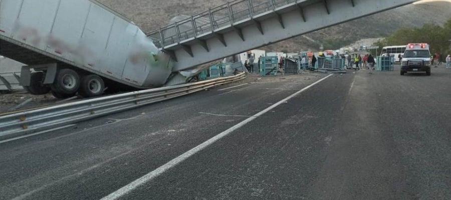 Se desploma puente peatonal sobre trailer en la carretera federal Querétaro-SLP 