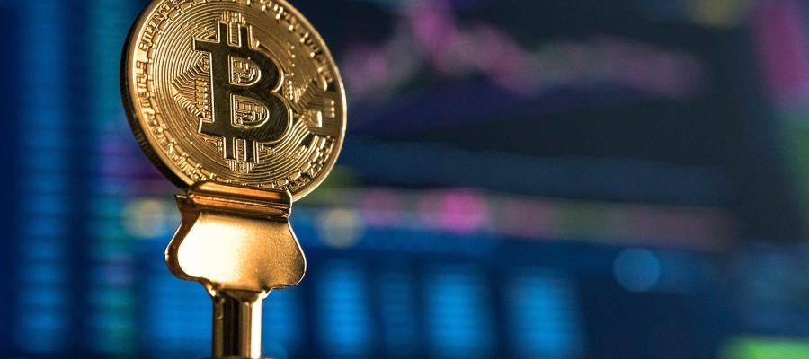 Se desploma Bitcoin; reporta costo de 50 mil dólares por unidad