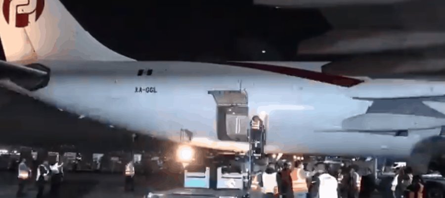 Admite AstraZeneca que fabricó en planta suspendida por fallas… vacunas que EEUU envió a México