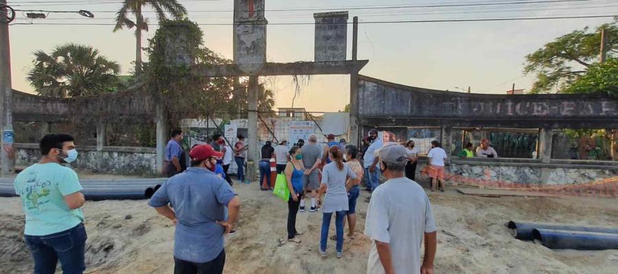 Comerciantes bloquean trabajos de SEDATU en el malecón de Gaviotas Comerciantes bloquean trabajos de SEDATU en el malecón de Gaviotas