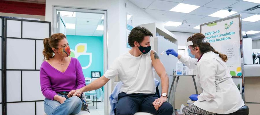 Justin Trudeau y su esposa reciben primera dosis de la vacuna AstraZeneca contra el coronavirus