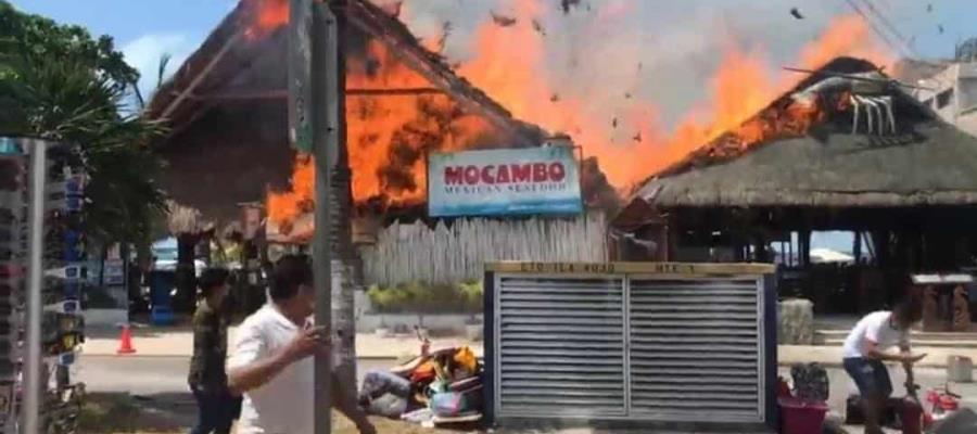 Reportan 10 locales afectados tras incendio en restaurante de Isla Mujeres