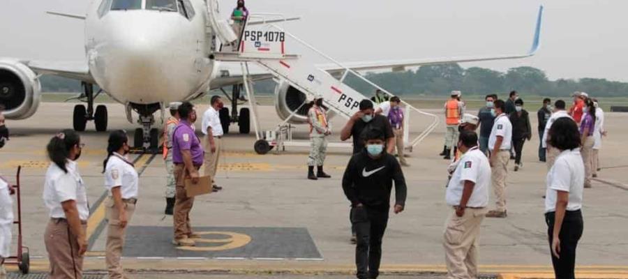 Llegan al aeropuerto de Villahermosa 102 mexicanos repatriados desde Laredo, Texas