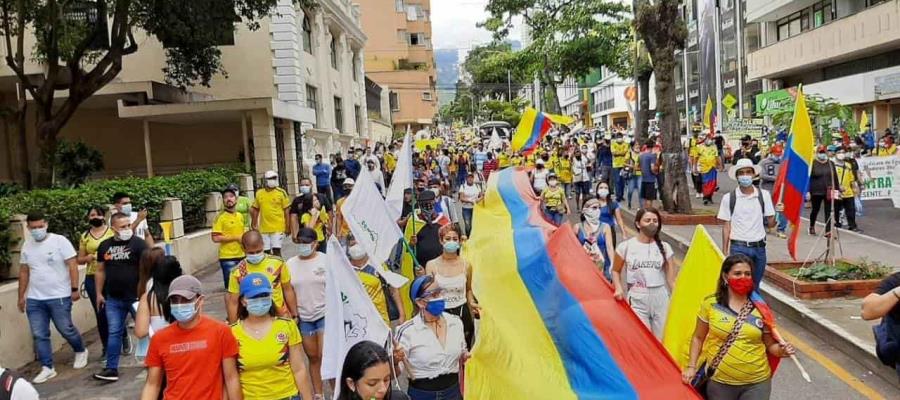Protestan miles de colombianos contra reforma tributaria que busca aumentar impuestos Protestan miles de colombianos contra reforma tributaria que busca aumentar impuestos
