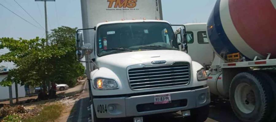 Detienen pobladores de Paraíso a conductor de camión que impactó contra poste de CFE 