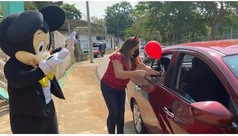Con caravana vehicular kínder de Centro celebra el Día del Niño a sus estudiantes