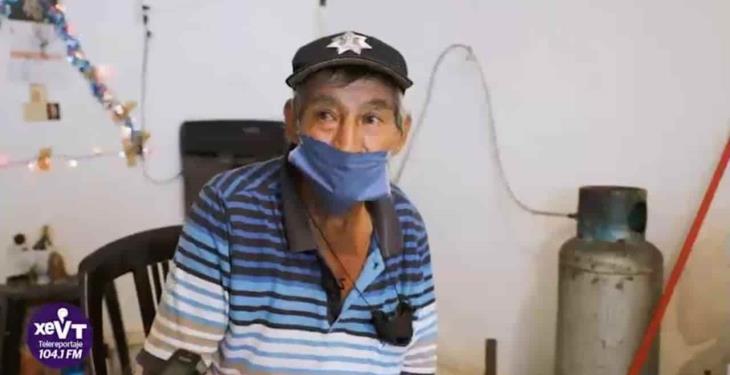A sus 79 años vende dulces, y sueña con comprar un aparato auditivo