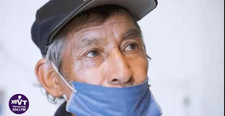 A sus 79 años vende dulces, y sueña con comprar un aparato auditivo