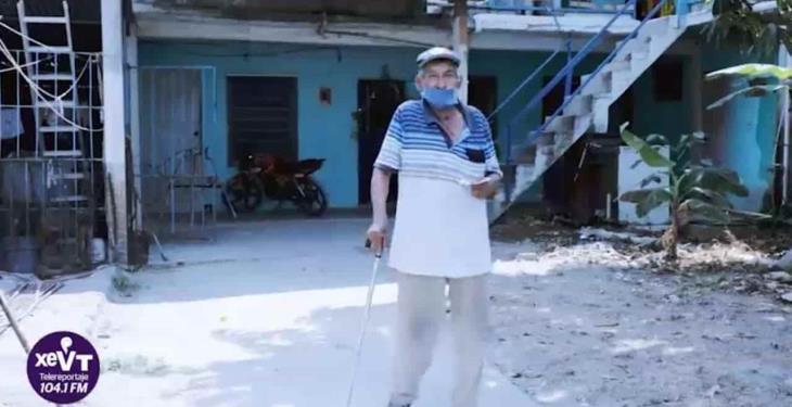 A sus 79 años vende dulces, y sueña con comprar un aparato auditivo