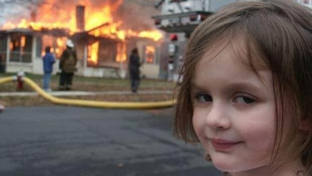 “Niña desastre” vende su meme en 500 mil dólares para pagar deudas de sus estudios