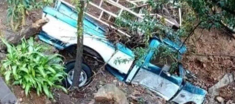 Lluvias provocan desbordamiento de arroyo en Oaxaca; arrastra vehículos y destruye viviendas