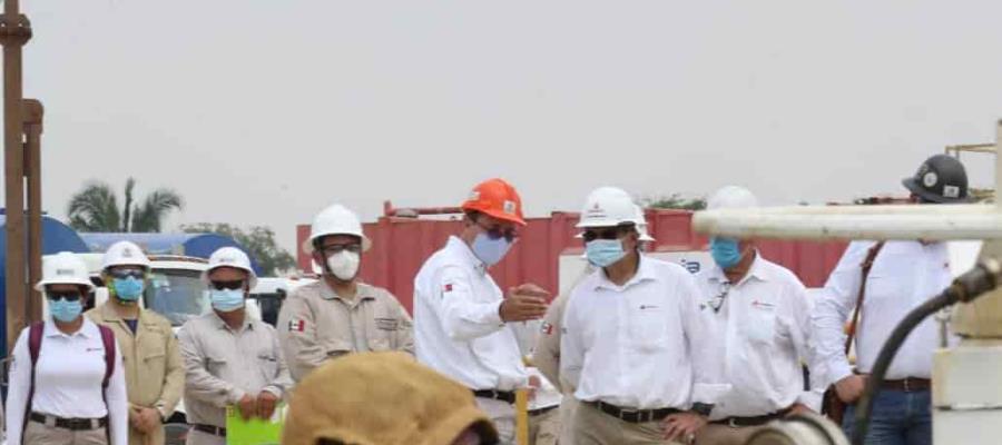 Supervisa Octavio Romero avances de producción de pozos petroleros en Huimanguillo 