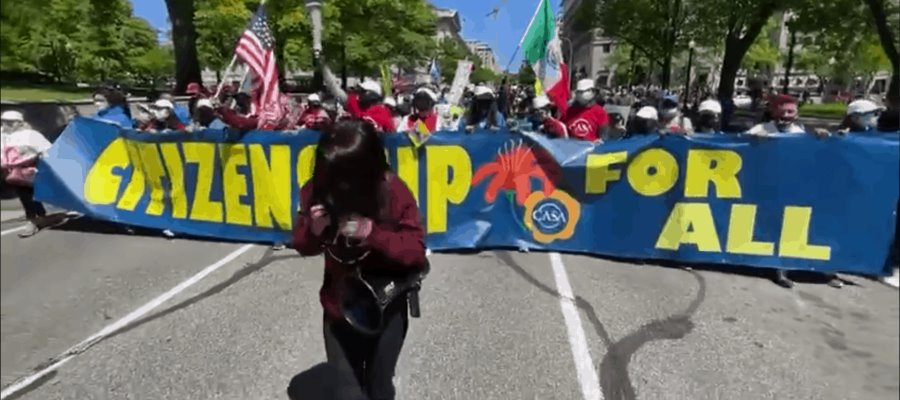 Migrantes marchan en EE. UU.; exigen que se les otorgue la ciudadanía Migrantes marchan en EE. UU.; exigen que se les otorgue la ciudadanía